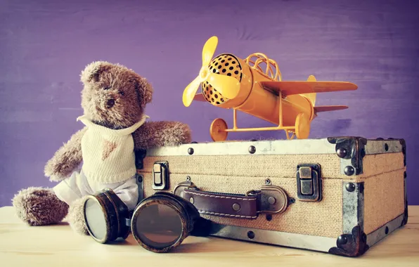 Картинка стол, фон, игрушки, очки, мишка, чемодан, самолёт