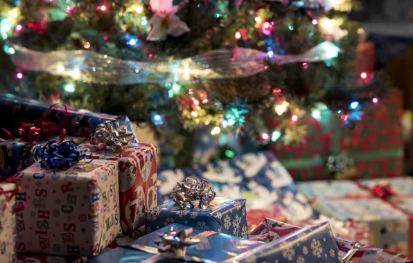 Картинка зима, ветки, праздник, игрушки, огоньки, Рождество, подарки, Новый год, ёлка, гирлянда, хвоя, коробки, боке, ёлочные …