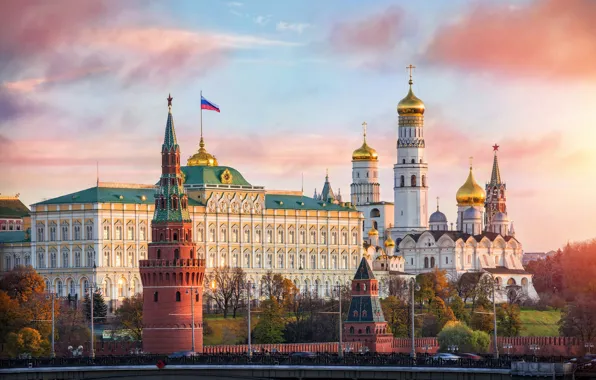 Картинка церковь, Москва, кремлёвская стена, столица России, флаг РФ, большой кремлевский дворец