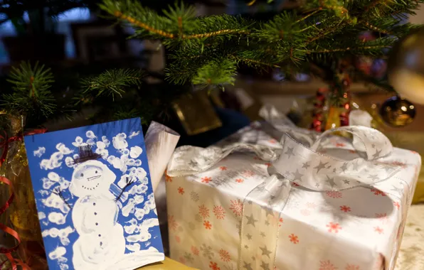Картинка зима, праздник, коробка, рисунок, Рождество, Новый год, снеговик, ёлочные игрушки, новогодние украшения, новогодние декорации