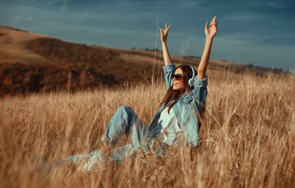Картинка поле, трава, девушка, счастье, поза, настроение, джинсы, наушники, очки, Milenko Dilas