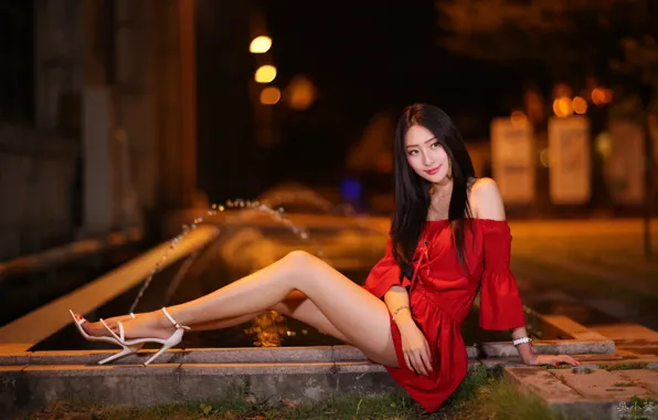 Картинка азиатка, красное платье, высокие каблуки, размытость боке, сидит боком