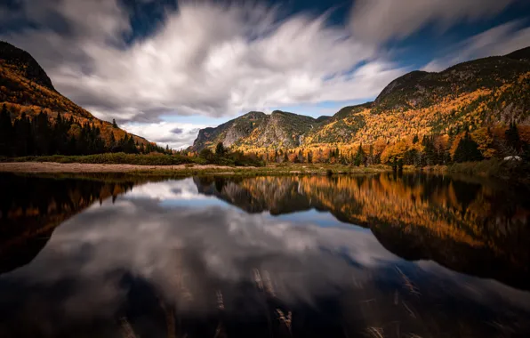 Картинка осень, лес, горы, отражение, река, Канада, Canada, Quebec, Квебек, Лаврентийские горы, Laurentian Mountains, Malbaie River, …