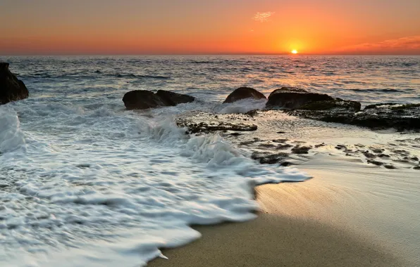 Картинка песок, море, пляж, небо, пена, солнце, закат, камни, рассвет, побережье, горизонт, прибой