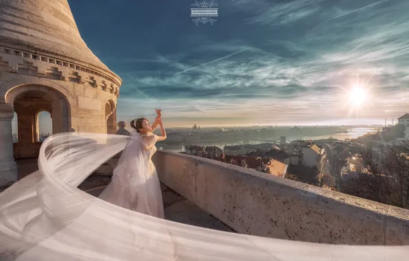 Картинка небо, девушка, солнце, город, поза, шлейф, платье, свадебное, Joshua Chang