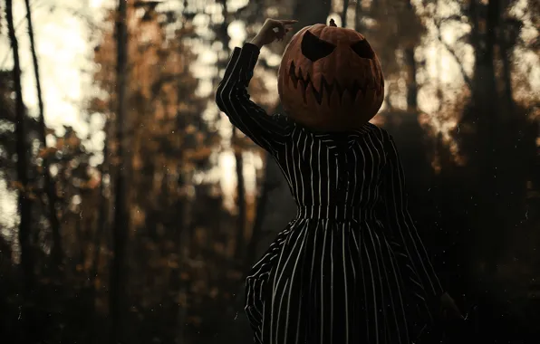 Картинка осень, лес, девушка, деревья, природа, поза, темный фон, страх, праздник, рука, платье, тыква, рожа, зло, …