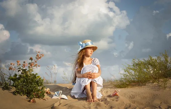 Картинка песок, небо, облака, растительность, шляпа, платье, ракушка, девочка, книга, ребёнок, Dmitry Usanin, Дмитрий Усанин