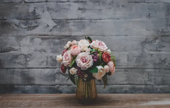 Картинка цветы, стена, розы, букет, ваза, розовые, серый фон, кирпичная, композиция