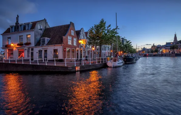 Картинка город, река, дома, лодки, вечер, освещение, Нидерланды, сумерки, Харлем, Спарне