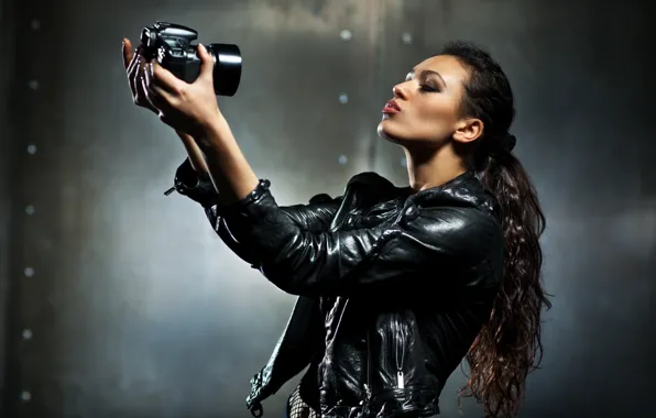 Картинка девушка, лицо, фотоаппарат, губы, girl, красивая, camera, beautiful, lips, face, кожаная куртка, селфи, leather jacket, …