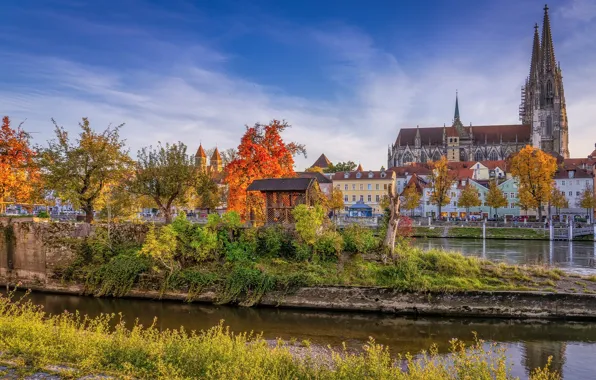 Картинка осень, небо, солнце, деревья, река, дома, Германия, Бавария, храм, Regensburg