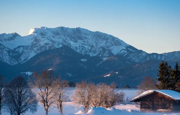 Картинка зима, лес, небо, солнце, снег, деревья, горы, туман, рассвет, утро, Германия, Бавария, сарай, Benediktenwand