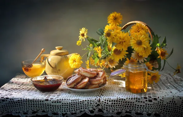 Картинка цветы, уют, стол, букет, желтые, чайник, чаепитие, банка, мёд, корзинка, скатерть, варенье, оладьи, рудбекия, золотые …
