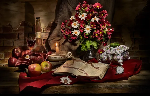 Картинка цветы, темный фон, вино, яблоки, доски, часы, бокал, бутылка, еда, свеча, букет, алкоголь, ткань, шкатулка, …