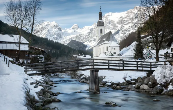 Картинка зима, небо, снег, деревья, горы, мост, река, камни, берег, вершины, Германия, Бавария, Альпы, церковь, белая, …