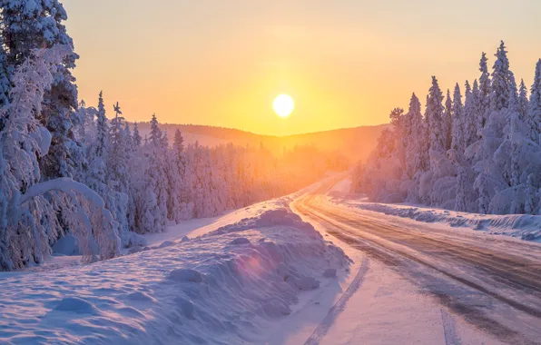 Картинка зима, дорога, лес, солнце, снег, природа, утро, ели, сугробы, зимняя, Лапландия