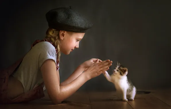Картинка руки, малыш, девочка, котёнок, друзья, берет, Vilma Arlauskaitė-Bulovienė