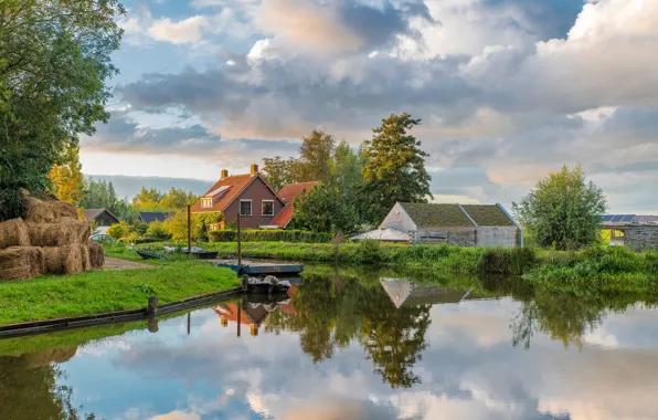 Картинка осень, небо, трава, солнце, облака, деревья, лодки, вечер, сено, домики, речка, Нидерланды, Woerden