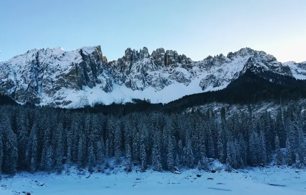 Картинка зима, небо, снег, деревья, горы, природа, озеро, скалы, Италия, Karersee, Nova Levante