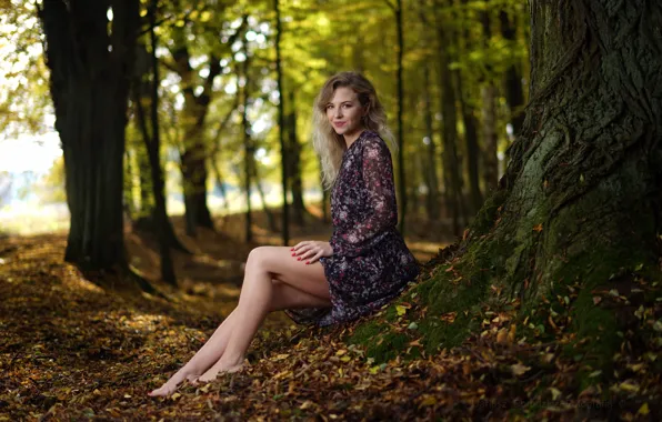Картинка осень, девушка, деревья, природа, поза, улыбка, босиком, платье, босая, русая, Dariusz Borodzicz