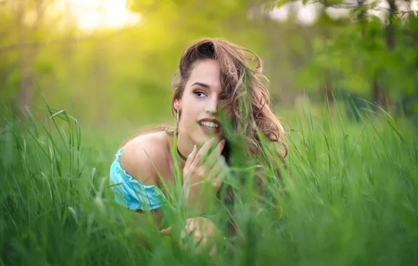 Картинка трава, девушка, свет, деревья, красивая, Melania, Vibrant Shots