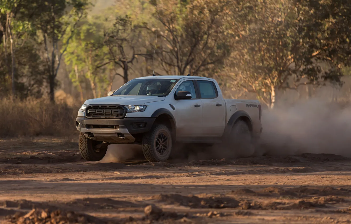 Фото обои белый, Ford, пыль, Raptor, пикап, 2018, грунт, Ranger