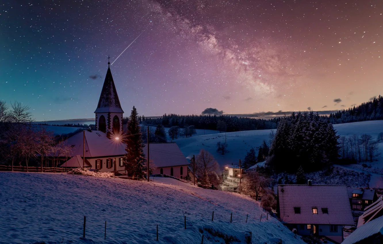 Фото обои зима, пейзаж, ночь, природа, дома, звёзды, освещение, церковь, млечный путь, леса