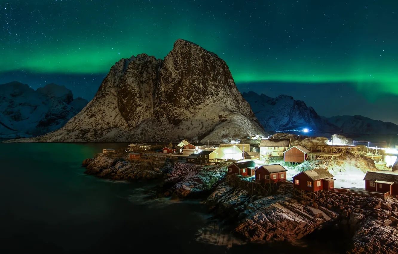 Фото обои море, пейзаж, горы, ночь, скалы, дома, звёзды, северное сияние, вечер, деревня, освещение, Норвегия, Лофотенские острова, …