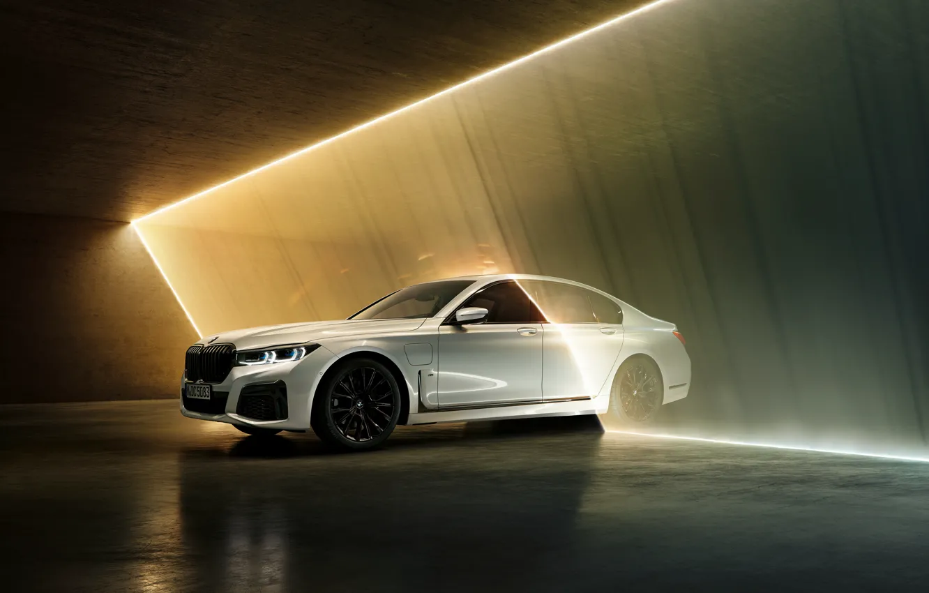 Фото обои белый, BMW, седан, гибрид, четырёхдверный, G11, 7er, 7-series, 2019, 745e, полоса света