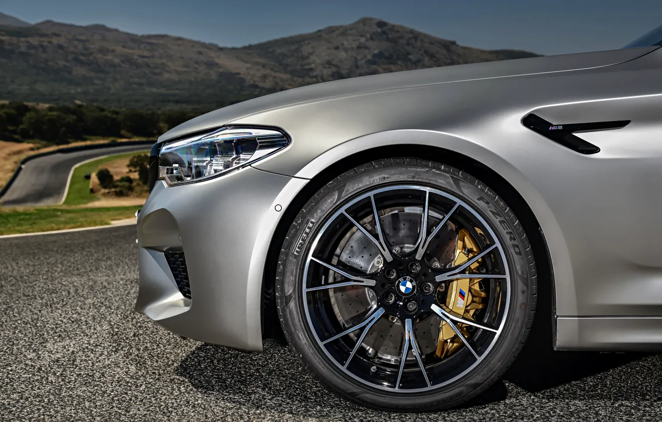 Фото обои серый, колесо, BMW, седан, 4x4, 2018, передняя часть, четырёхдверный, M5, V8, F90, M5 Competition