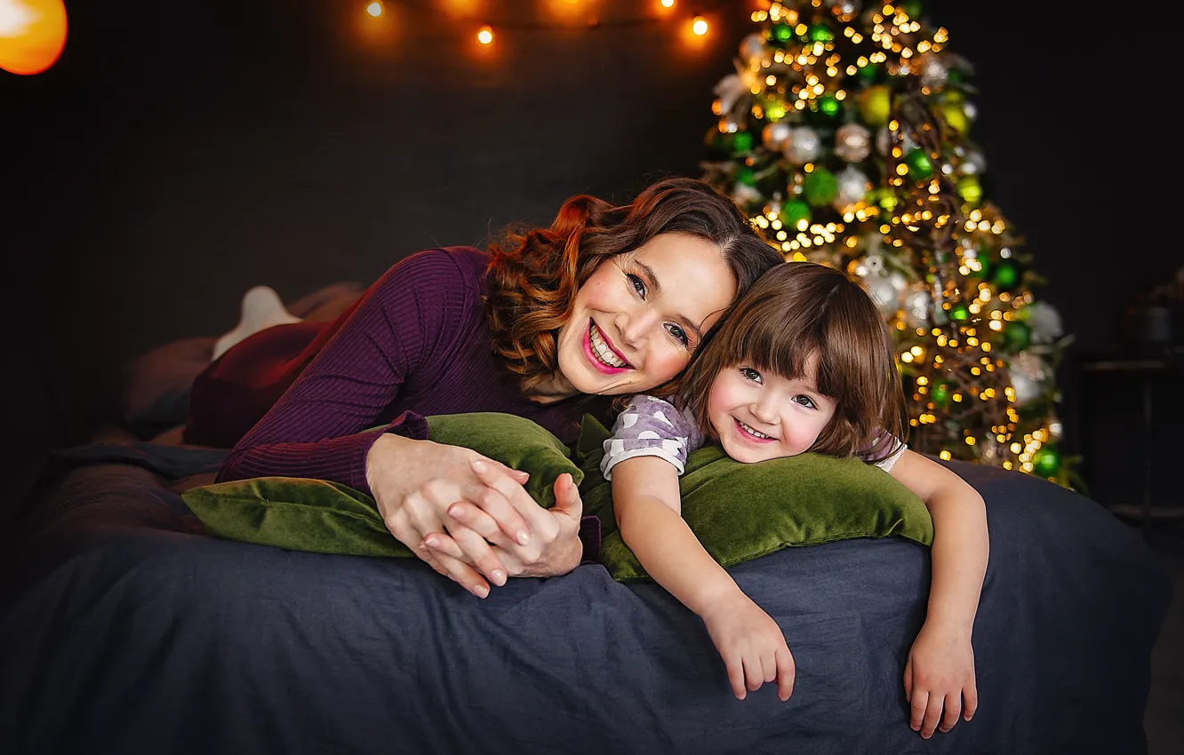 Фото обои радость, праздник, женщина, новый год, девочка, ёлка, мама, ребёнок, дочь, мать, Ксения Лысенкова