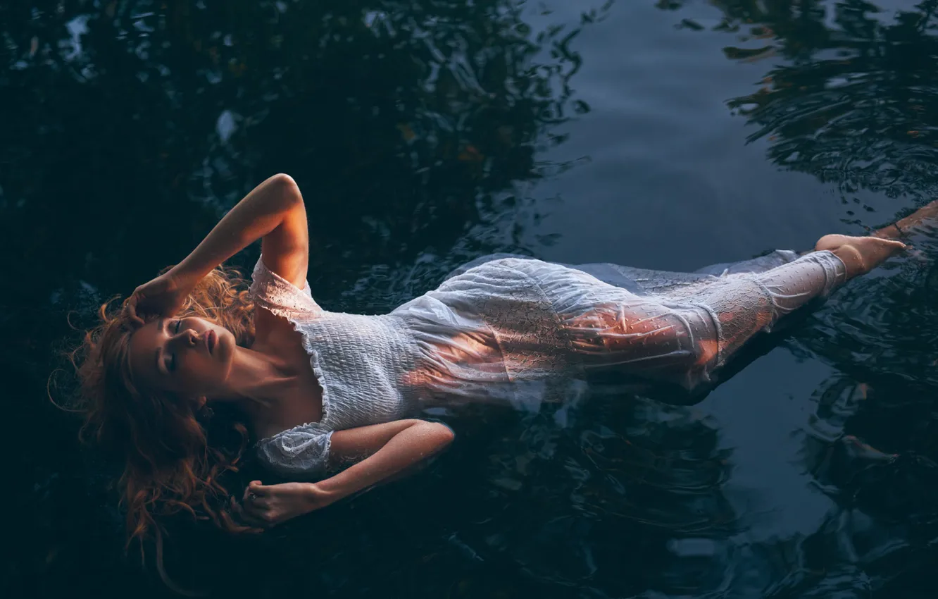 Фото обои вода, девушка, свет, модель, волосы, мокрая, платье, Martin Strauss