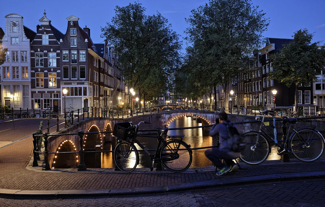 Фото обои ночь, город, дома, освещение, Амстердам, фонари, канал, Нидерланды, мосты, набережная, велосипеды, Голландия