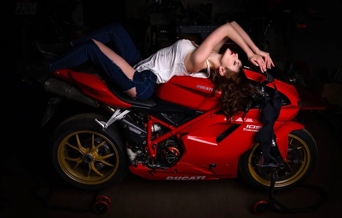 Фото обои красный, поза, модель, джинсы, макияж, майка, фигура, прическа, мотоцикл, лежит, шатенка, байк, полумрак, Ducati, сексуальная, …