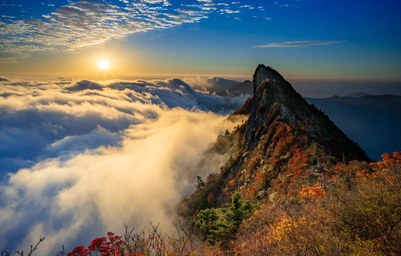 Фото обои осень, солнце, облака, лучи, пейзаж, горы, природа, пик