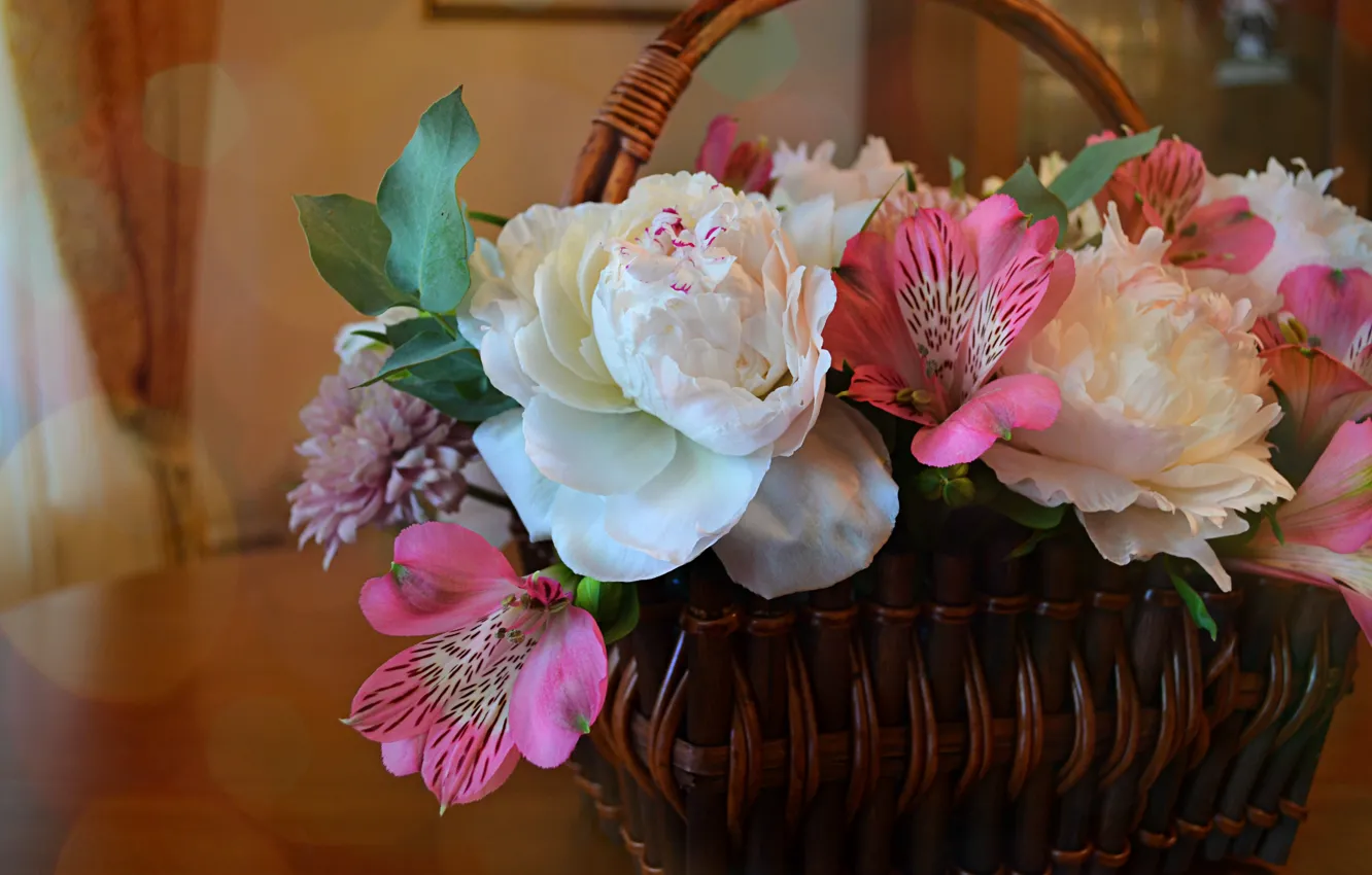 Фото обои листья, цветы, стол, праздник, корзина, лилии, букет, хризантемы, пионы