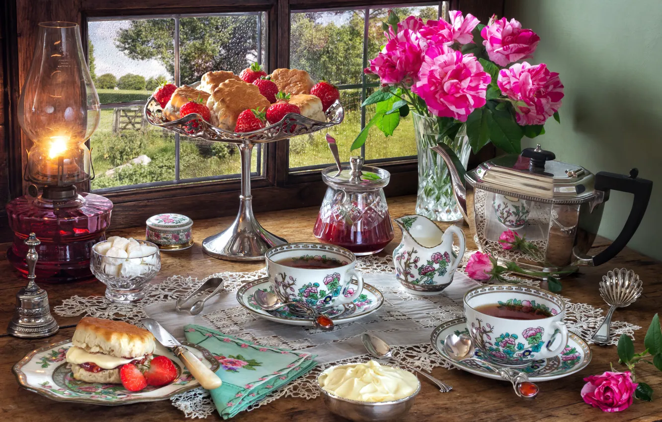 Обои цветы, стиль, ягоды, чай, лампа, розы, чайник, окно, клубника ...