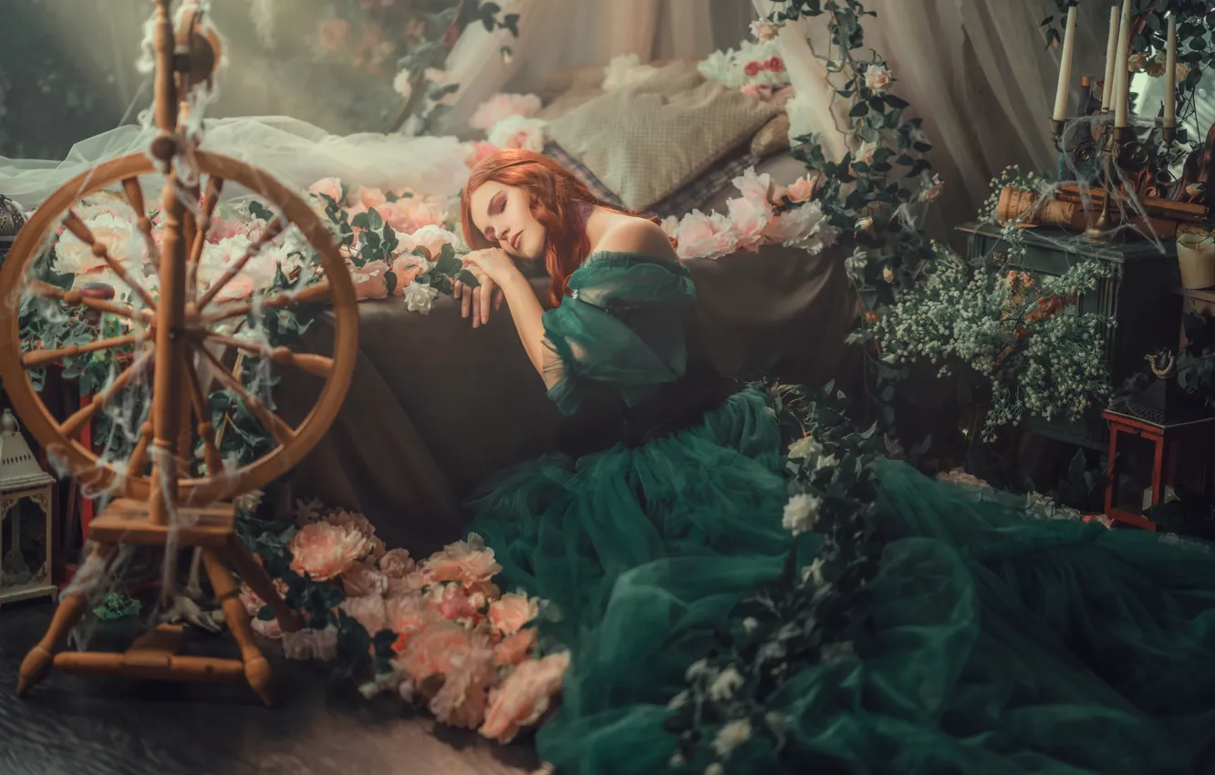 Фото обои девушка, цветы, кровать, сон, платье, рыжая, рыжеволосая, Спящая красавица, прялка, Диана Липкина