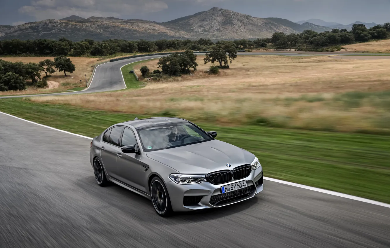 Фото обои серый, движение, растительность, BMW, седан, трек, обочина, 4x4, 2018, четырёхдверный, M5, V8, F90, M5 Competition