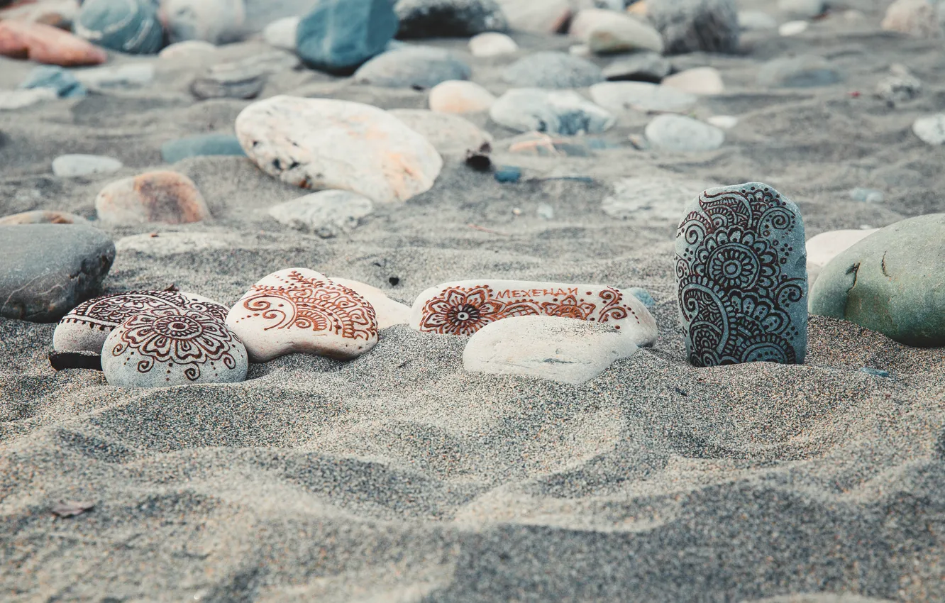 Фото обои песок, пляж, камни, спокойствие, позитив, мехенди