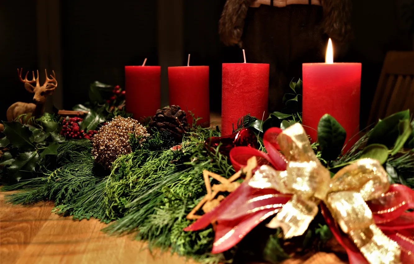 Фото обои зима, ветки, темный фон, стол, праздник, свеча, свечи, олень, Рождество, красные, Новый год, ряд, шишка, …