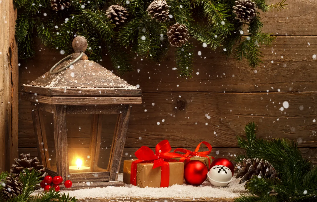 Фото обои снег, украшения, шары, Новый Год, Рождество, фонарь, подарки, Christmas, balls, wood, snow, New Year, gift, …
