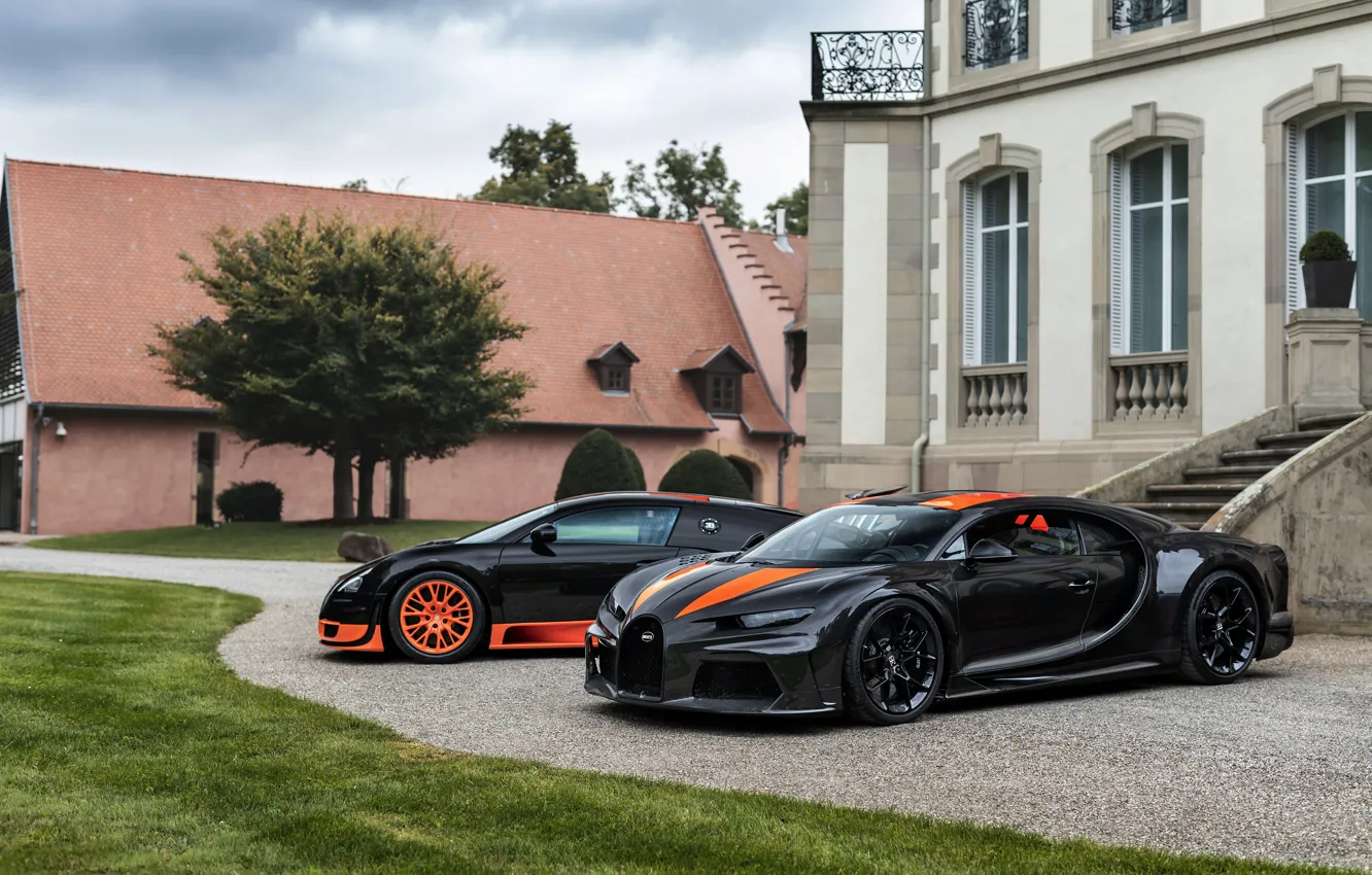 Фото обои здание, Bugatti, Veyron, 2010, Chiron, 2019, Veyron 16.4 Super Sport World Record Edition, чёрно-оранжевые, Chiron …
