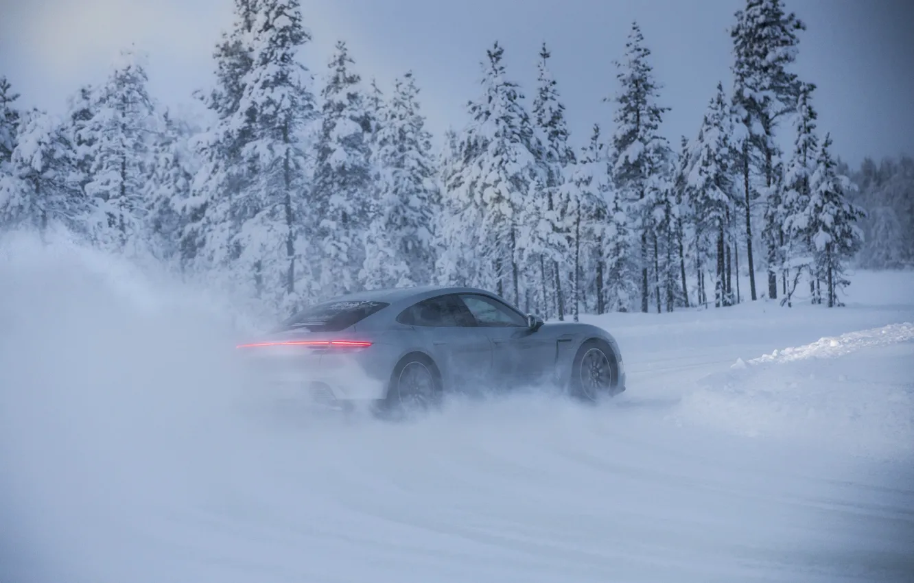 Фото обои дорога, снег, деревья, серый, Porsche, 2020, Taycan, Taycan 4S