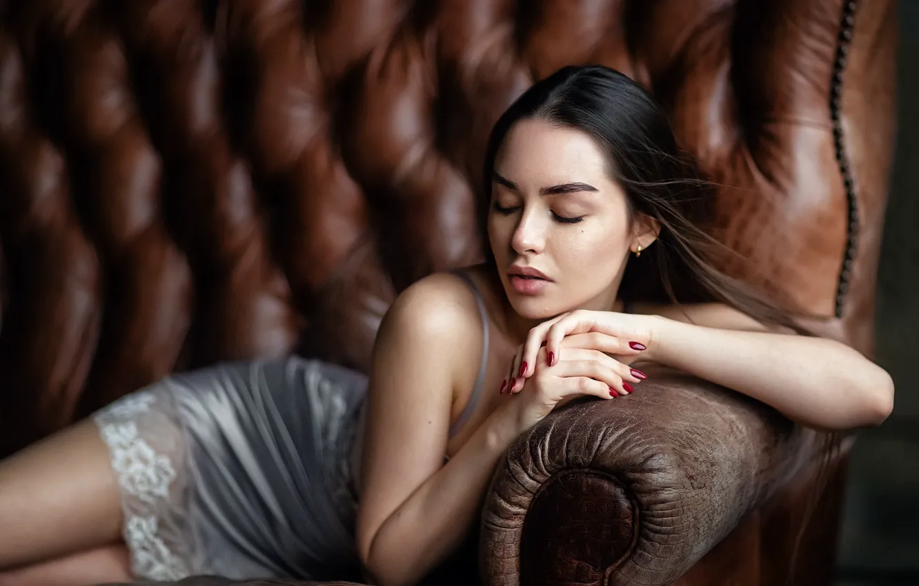 Фото обои девушка, лицо, поза, диван, руки, комбинация, маникюр, закрытые глаза, Александра, Анастасия Бармина
