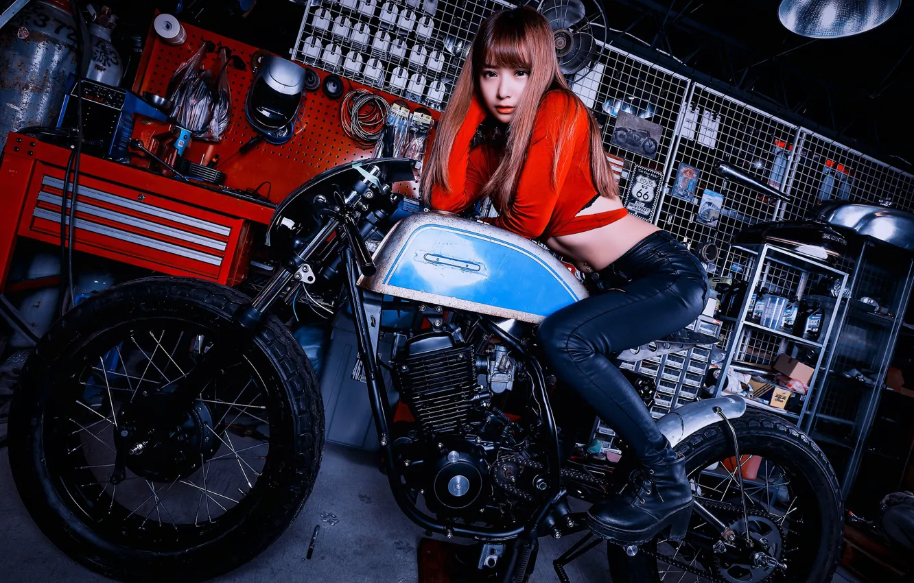 Фото обои взгляд, секси, поза, модель, макияж, фигура, прическа, мотоцикл, шатенка, байк, азиатка
