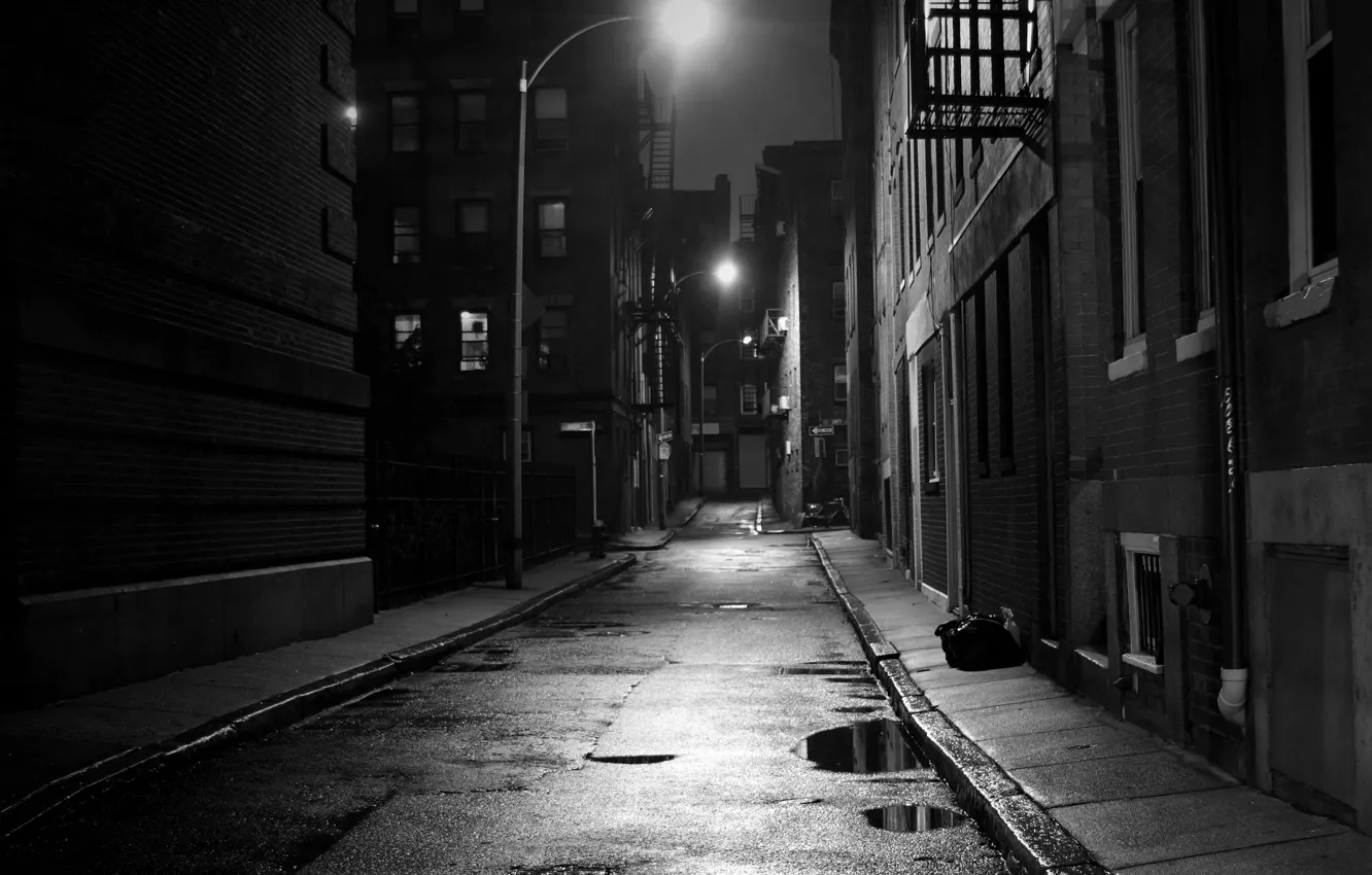Фото обои дорога, ночь, город, улица, столбы, дома, фонари, лужи, черно-белое, монохром, monochrome, black and white