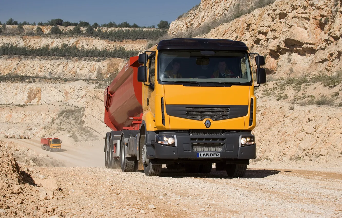 Фото обои оранжевый, растительность, грузовик, Renault, кузов, тягач, карьер, полуприцеп, Premium Lander, Renault Trucks