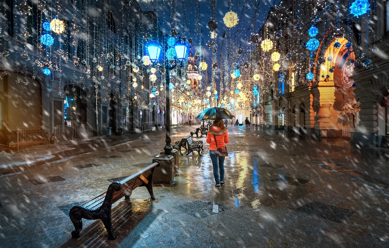 Фото обои девушка, снег, улица, здания, дома, фонари, Москва, Россия, ночной город, гирлянды, скамейки, иллюминация, Эдуард Гордеев, …