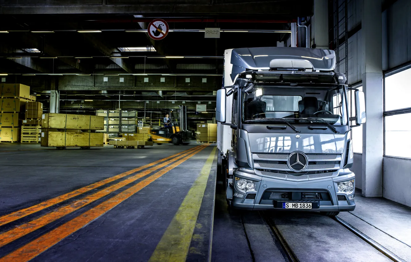 Фото обои Mercedes-Benz, склад, грузовик, 2012, погрузка, Antos